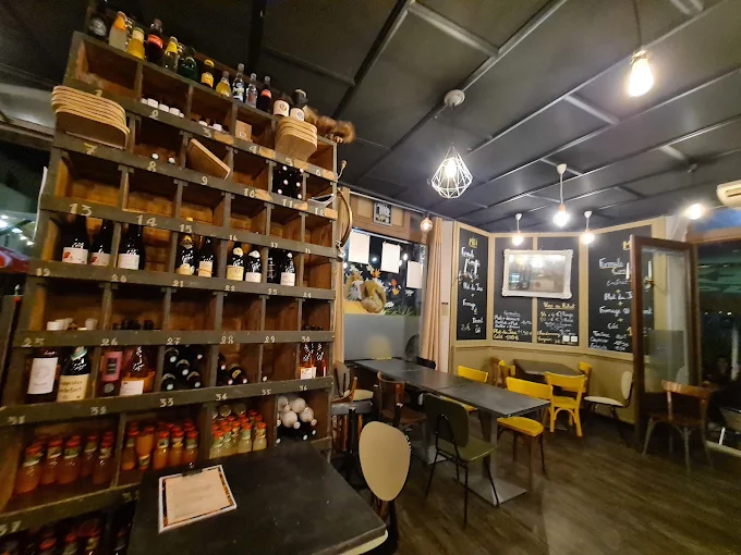 Cave à vins et étagères bouteilles