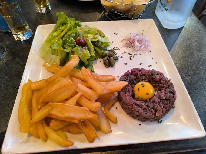 Tartare de boeuf frites salade